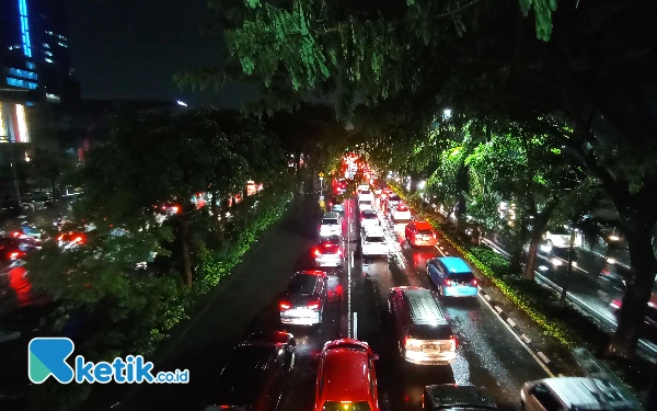 Thumbnail Kepadatan lalu lintas makin parah karena bertepatan dengan jam pulang kantor dan libur panjang menyambut Natal dan Tahun Baru. (Foto: Samsul/Ketik.co.id)