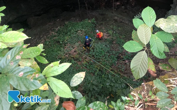 Foto Potret bibir Gua Luweng Ombo Ngasem di Pacitan dalam penelusuran PSS, 9 Agustus 2024. Aziz dan temannya mulai merambah masuk ke dalam lorong-lorong melintasi tangga besi. (Foto: Aziz Pratoko for Ketik.co.id)