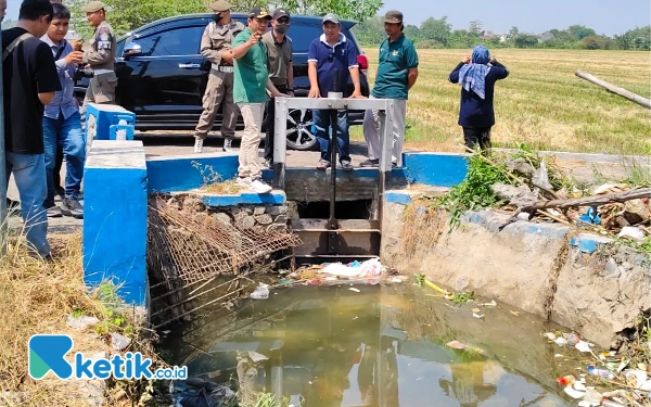 Plt Bupati Sidoarjo H Subandi Datangi Sungai Penuh Sampah, Langsung Bersih