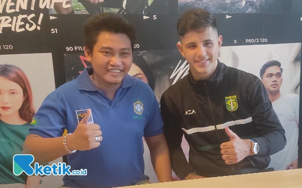 Thumbnail Bonek dan Bonita Antusias Sambut Bruno Moreira Kembali Berseragam Persebaya