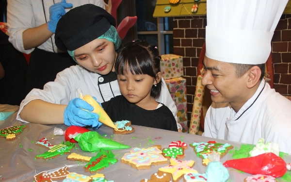 Thumbnail Berita - Meriahkan Perayaan Natal, Hotel Ciputra World Surabaya Ajak 24 Anak Panti Asuhan Hias Ginger Bread