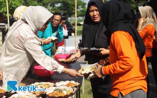 Thumbnail Berita - Makan Enak Gratis di Warling Mak Mimik, Emak-Emak Kompak Bilang Suwun ya Mak!