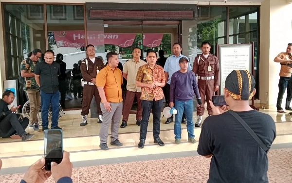 Foto Kasi Pidsus Kejari Sleman Indra Aprio Handry Saragih (tengah, baju Batik) memberikan pernyataan pada peserta aksi dari ARPI. (Foto: Aziz / Ketik.co.id)