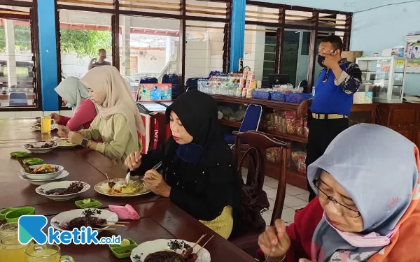 Thumbnail Yuk Kuliner Gule dan Sate Kepala Ikan Mayung  di Pasir Putih Situbondo