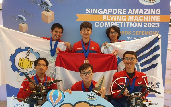 Thumbnail Berita - Robot Terbang ITS Boyong Tiga Juara di SAFMC Singapura