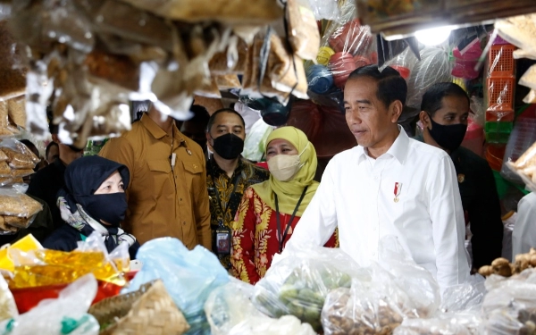 Thumbnail Jokowi Cek Harga Sembako di Surabaya, Eri: Stabil Sesuai HET