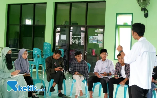 Foto Mentor dari Ketik co.id dalam sesi workshop, mahasiswa diajak untuk praktek menulis menggunakan smartphone. (Foto: BEM STAINU for Ketik.co.id)