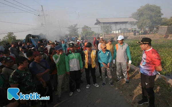 Kerja Bakti di Jembatan Kedungpeluk, Plt Bupati Subandi Ajak Semua Kompak Bangun Sidoarjo Lebih Baik Lagi