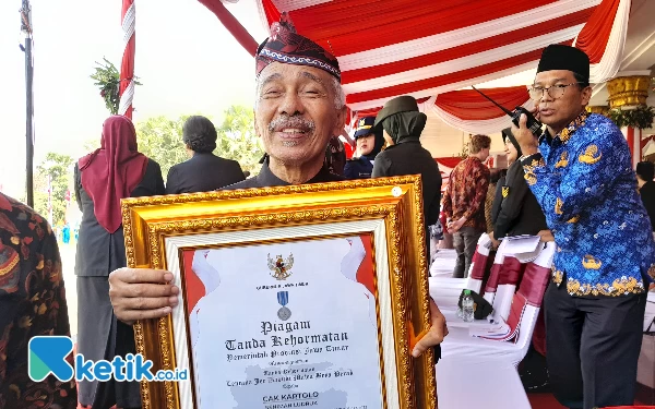 Seniman Ludruk Cak Kartolo Dapat Penghargaan dari Gubernur Khofifah