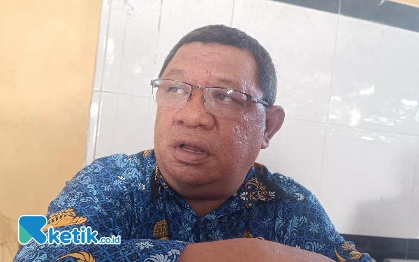 Foto Vincente Campana Baay Kepala Satpol PP Provinsi Papua Barat Daya saat ditemui oleh awak media di kantornya yang beralamat di