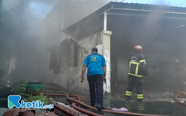 Thumbnail Gudang Toko Online di Wonocolo Surabaya Terbakar