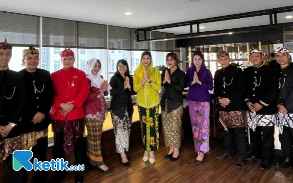 Tumbuhkan Rasa Cinta Tanah Air, Seluruh Karyawan BeSS Mansion Hotel Gunakan Baju Adat