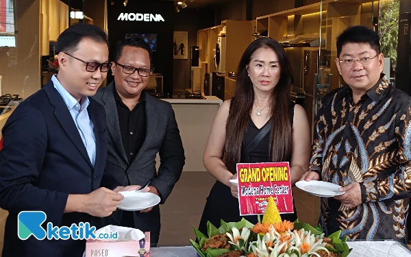 Foto Owner Modena Home Center Sorong Harsono
melakukan pemotongan tumpeng pada saat acara Grand Opening didampingi Yunanto Sirin selaku Franchise Acquisition Manager