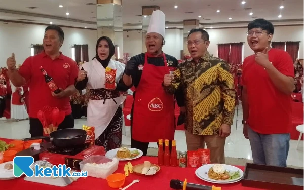 Thumbnail Berita - Calon Wakil Bupati Sidoarjo Mimik Idayana Heboh Bareng Ibu-Ibu dan UMKM di Lomba Masak Nasgor