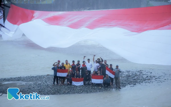 Thumbnail Berita - Bentang Bendera Raksasa di Irigasi Beutong, Ini Pesan Pj Bupati Nagan Raya