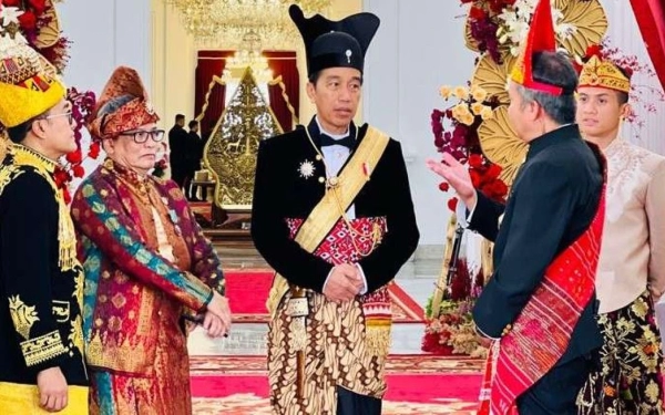 Thumbnail Berita - Jokowi Kenakan Ageman Songkok Singkepan Ageng dari Surakarta di Upacara HUT ke-78 RI