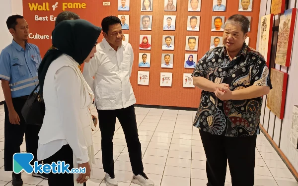 Foto Advisor PT Tjiwi Kimia Gijan Ongkoredjo menyambut baik kedatangan calon Bupati Sidoarjo Subandi dan calon Wakil Bupati Sidoarjo Mimik Idayana. (Foto: Istimewa)