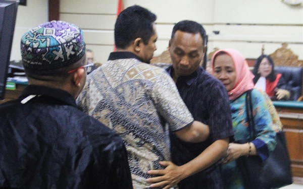 Foto Terdakwa Ari Suryono menyapa pegawai BPPD Sidoarjo setelah persidangan pada Senin (22/7/2024) lalu di Pengadilan Tipikor Surabaya. (Foto: Fathur Roziq/Ketik.co.id)