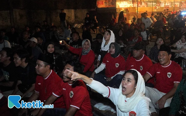 Thumbnail Calon Bupati Sidoarjo Subandi-Cawabup Mimik Idayana Temani Penonton Nobar Timnas sampai Dini Hari