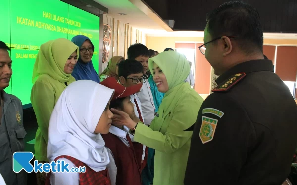 Peringati HUT Ke-23  IAD, Bagikan Beasiswa untuk Putra-Putri Pegawai Kejari