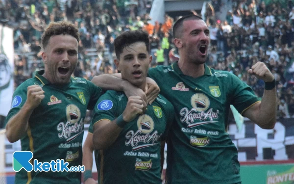 Thumbnail Diwarnai Protes Paulo Victor, Persebaya Dikalahkan Persib 2-3