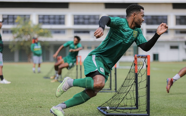 Thumbnail Sering Buang Peluang, Aji Santoso Benahi Lini Serang Persebaya