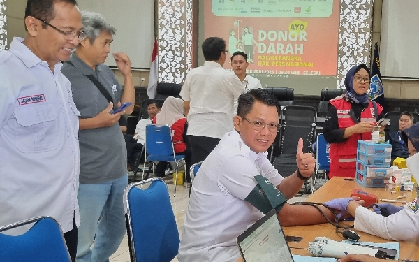 Foto Selain melakukan peninjauan pelaksanaan kegiatan memperingati HPN 2025. Wabup Sleman Danang Maharsa juga ikut melakukan aksi donor darah. (Foto: Fajar Rianto / Ketik.co.id)