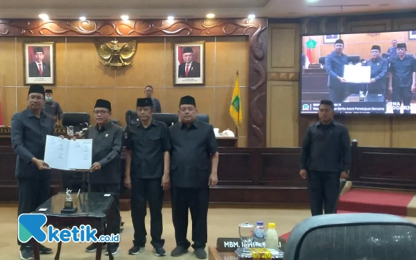 Gus Muhdlor Hadiri Paripurna DPRD Sidoarjo saat Dipanggil KPK; Wajah Tegak, Tetap Tersenyum