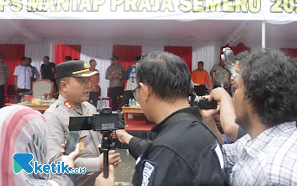 Foto Kapolres Agung Nugroho saat memberikan penjelasan kepada wartawan. (Foto: Al Ahmadi/Ketik.co.id)