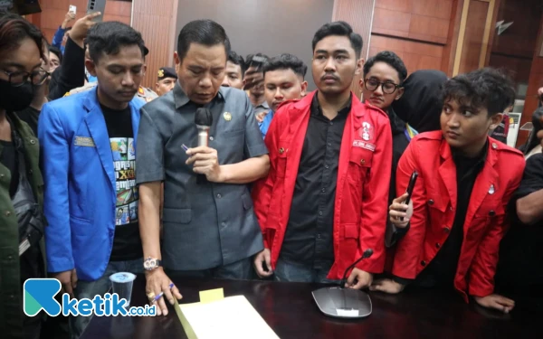 Foto Ketua DPRD Jombang Hadi Atmaji menemui mahasiswa yang menyampaikan penolakan PPN 12 persen di depan kantor DPRD Jombang, 30 Desember 2024. (Foto: Karimatul Maslahah/Ketik.co.id)