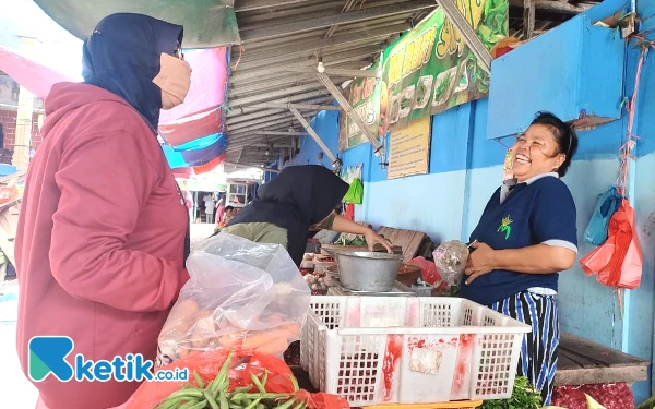 Thumbnail Berita - Harga Cabai di Pacitan Merosot Rp10 Ribu Tiap Pekan: Ibu-Ibu Girang, Petani Meriang