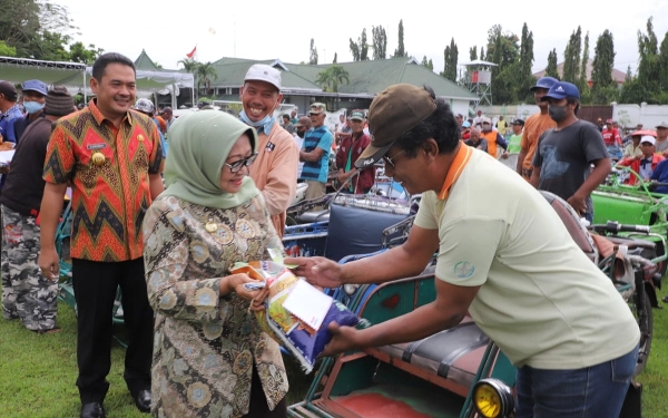 Jelang Idul Fitri, Pemkab Jombang Salurkan Bantuan untuk 5.000 Warga PMKS dan PSKS