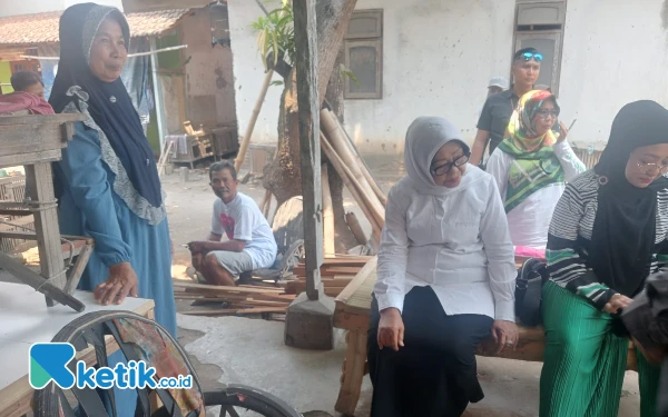 Thumbnail Bertemu Perajin Kandang Ayam, Cabup Jombang Mundjidah Sosialisasi Program Bantuan Perbankan