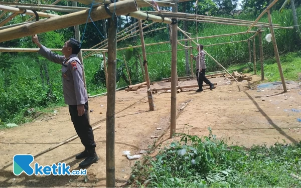 Tegas! Polisi Bongkar Arena Judi Sabung Ayam di Malang Selatan