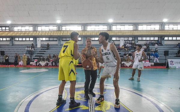 Thumbnail Ratusan Pelajar Rebut Piala Wali Kota Surabaya Kejuaraan Bola Basket 