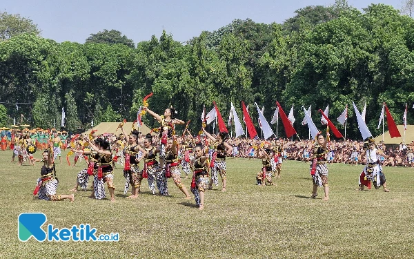 Thumbnail Berita - Kwarda Jatim Jadi 'Bintang' di Upacara HUT ke-63 Pramuka, Tampilkan 500 Tarian Kolosal, Wapres RI Kagum!