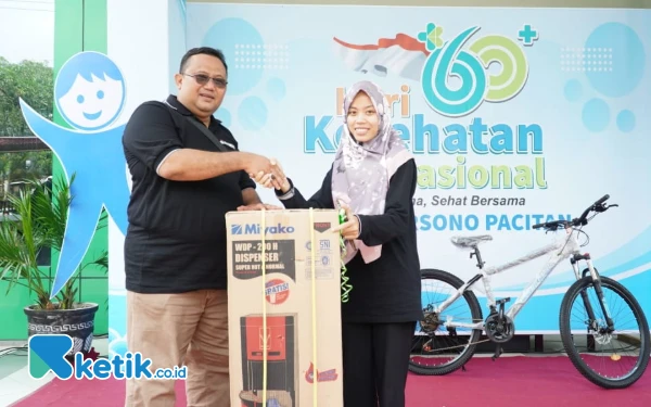 Foto Penyerahan Doorprize oleh RSUD dr. Darsono Pacitan, dr. Iman Darmawan, kepada peserta senam sehat. (Foto: Al Ahmadi/Ketik.co.id)