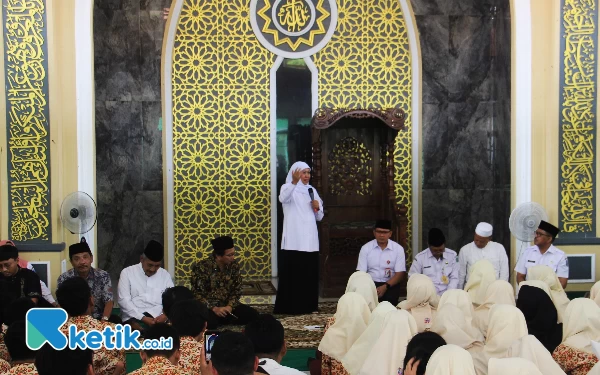 Thumbnail Berita - Gubernur Khofifah Indar Parawansa Doakan Korban Kecelakaan Rombongan SMAN 1 Sidoarjo: Insya Allah Masuk Surga