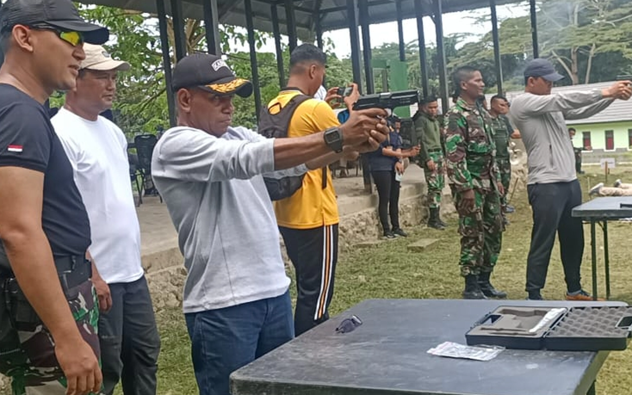 Jaga Keharmonisan, Wabup Hasbulla Latihan Tembak Bareng Forkopimda