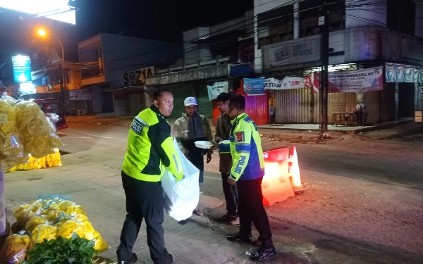 Hari Kedua Puasa, Satlantas Polresta Bandung Laksanakan Sahur On The Road