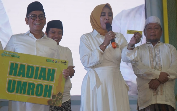 Foto Calon Wakil Bupati Sidoarjo Mimik Idayana membacakan pemenang hadiah umrah didampingi Adies Kadir (kiri) dan Ketua Fraksi Partai Golkar di DPRD Sidoarjo M. Nizar. (Foto: Dimas for Ketik.co.id)