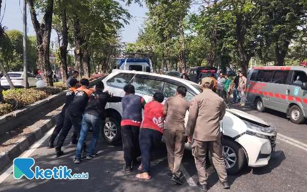 Pengemudi Mengantuk, Avanza Tabrak Pohon