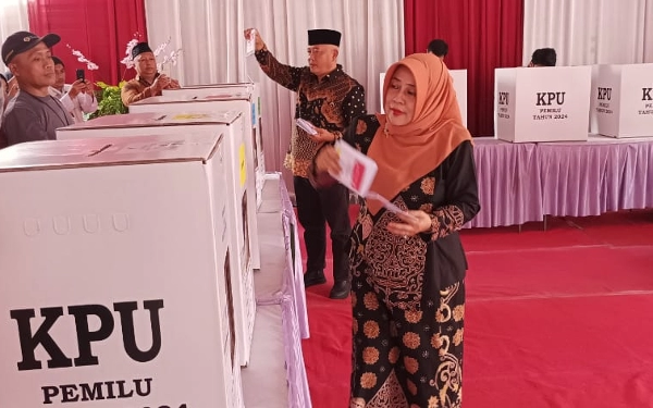 Thumbnail Jalan Kaki dari Rumah, Bupati Malang Ikut Antre Nyoblos Bareng Warga