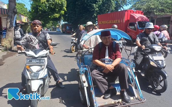 Thumbnail Berita - Naik Becak, Advokat Kondang Situbondo Ambil Formulir Pendaftaran Bacabup