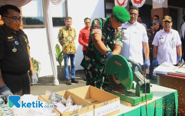 Kejaksaan Negeri Sidoarjo Musnahkan Ribuan Barang Bukti Kejahatan, Ada Pistol dan Lain-Lain