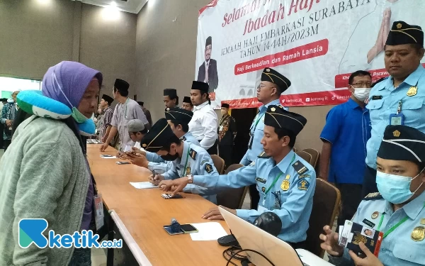 Thumbnail Proses Imigrasi Haji Embarkasi Surabaya Beres di Sukolilo, sampai Juanda Langsung Naik Pesawat