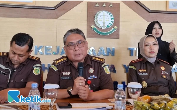 Foto Aspidsus Kejati DIY M Anshar Wahyuddin (tengah) dan Kajati DIY Ahelya Abustam (kanan) saat memberikan keterangan terkait progres penyidikan dana hibah pariwisata Sleman yang dilakukan Kejari Sleman, 9 Desember 2024. (Foto: Fajar Rianto / Ketik.co.id)