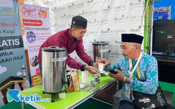 Pesantren Bumi Al-Quran Jombang Bagikan Ribuan Cangkir Jahe Merah untuk Jemaah Haji