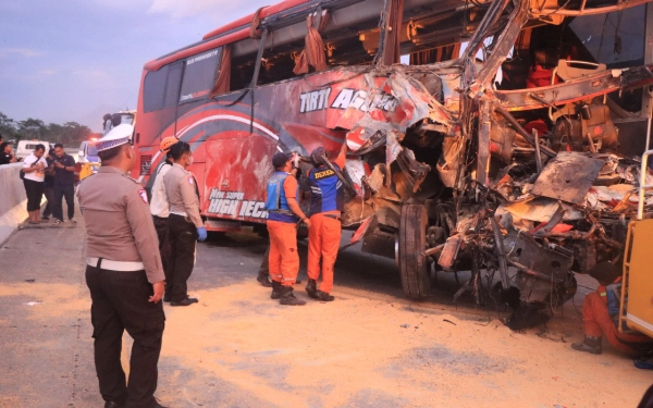 Thumbnail Berita - Terkini, 4 Orang Tewas Akibat Kecelakaan Maut Bus vs Truk Tol Pandaan-Malang