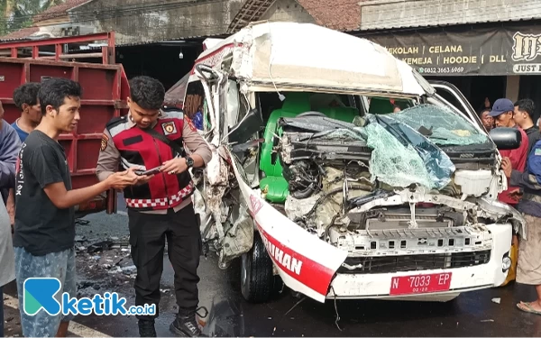 Diduga Mengantuk, Sopir Ambulans RSUD Kanjuruhan Tabrak Truk Oksigen